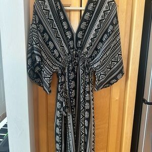 Black and White Patterned V-Neck with Elephant Maxi Dress NWT Paani Siza Medium